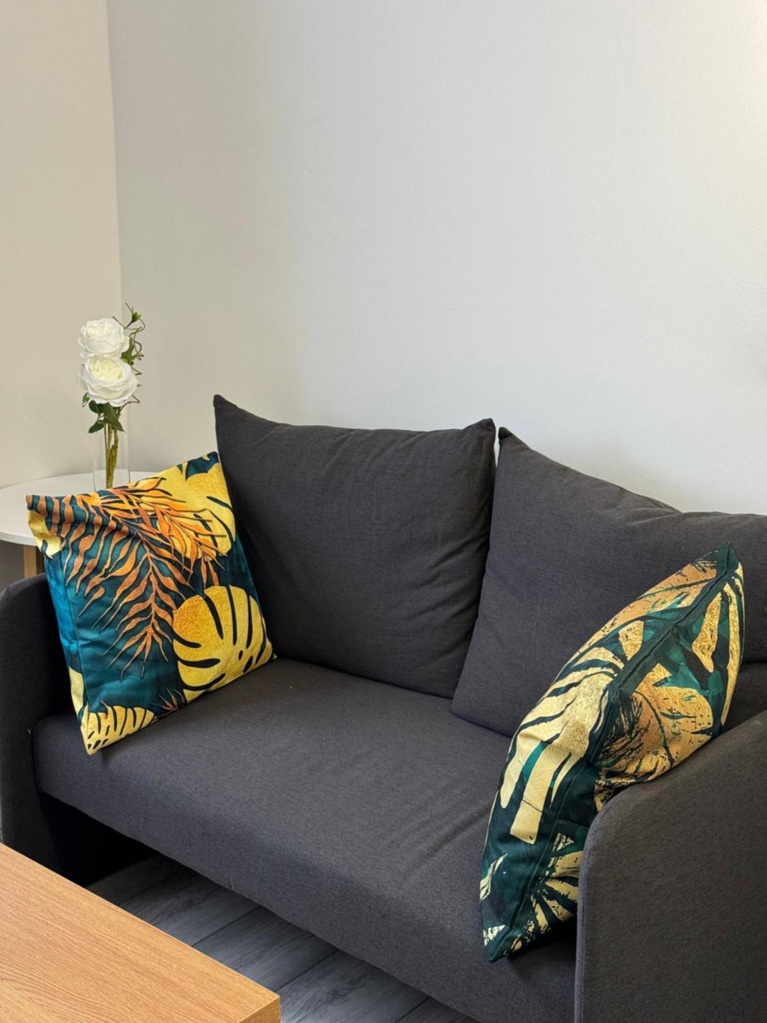 Posh Executive Studio London Thamesmead  エクステリア 写真