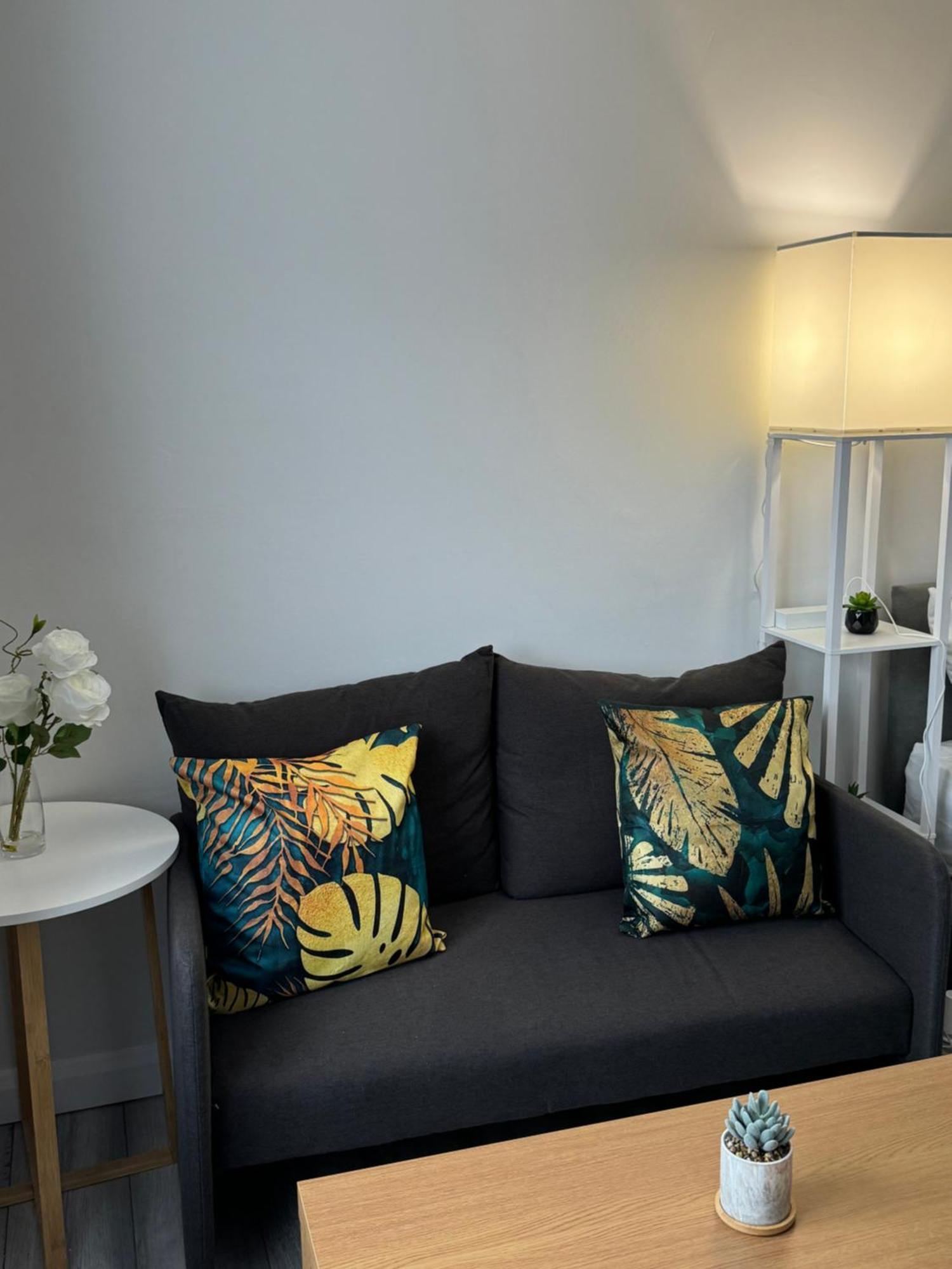 Posh Executive Studio London Thamesmead  エクステリア 写真