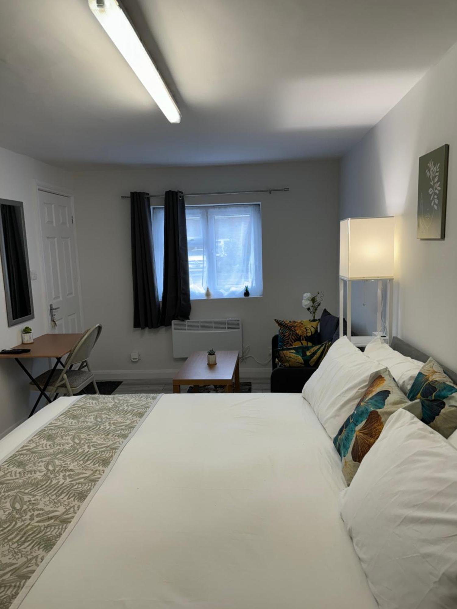 Posh Executive Studio London Thamesmead  エクステリア 写真