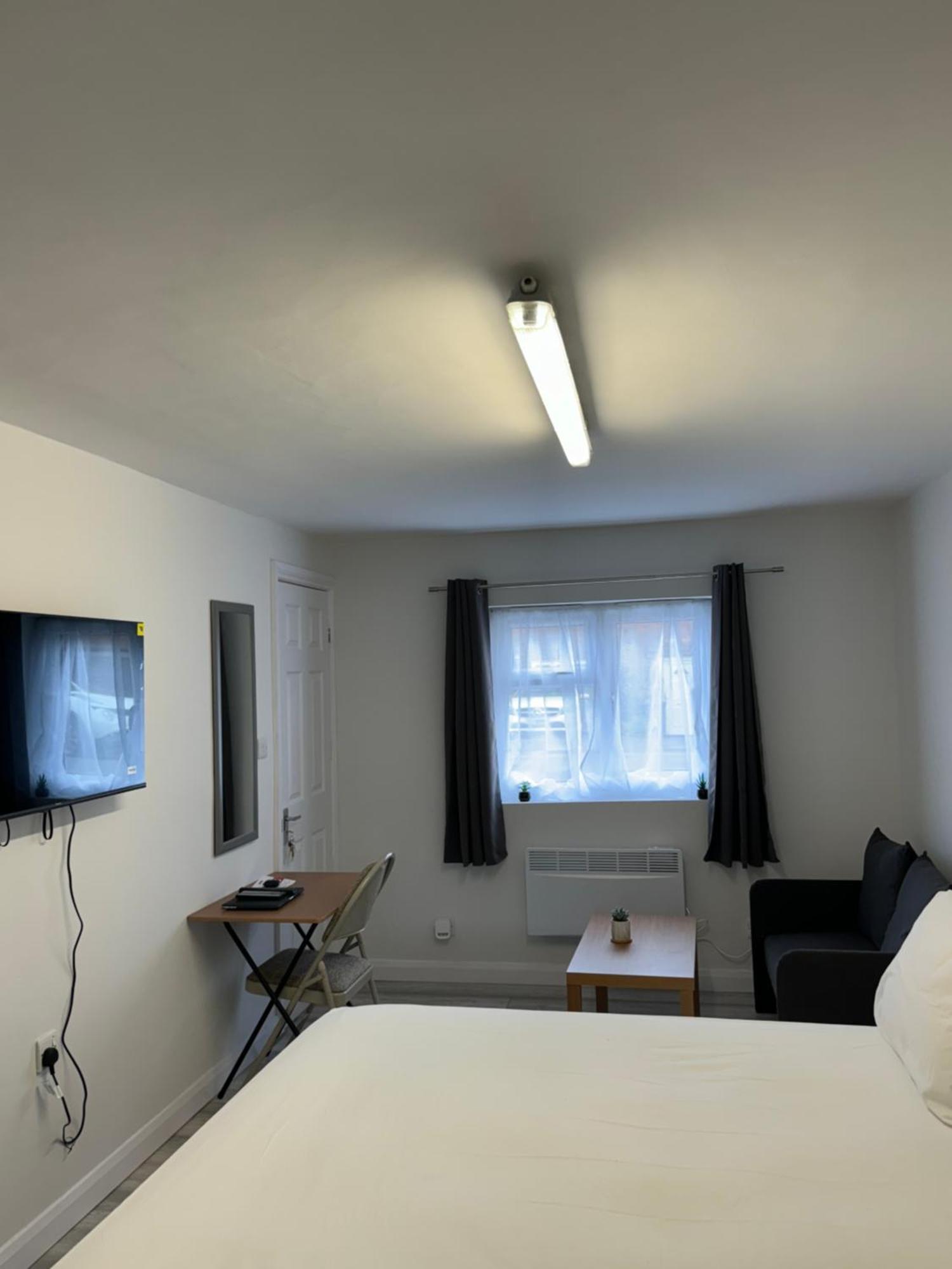 Posh Executive Studio London Thamesmead  エクステリア 写真